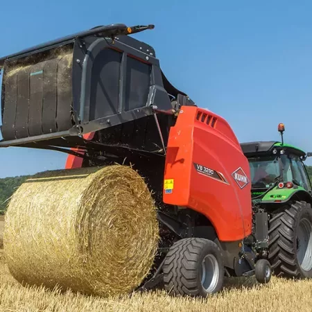 Rundballenpresse KUHN VB 3200 beim Pressen